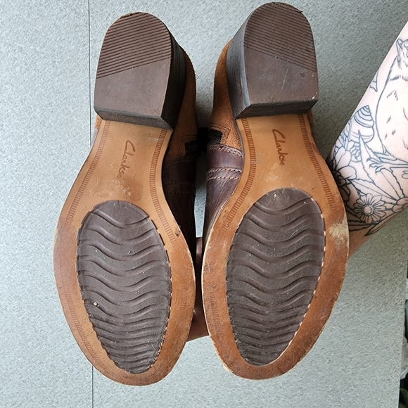 Clarks Maypearl Lilac Ankle Bootie in Dark Tan 8.5 - Picture 5 of 6